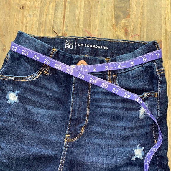 No Boundaries skinny Jean with distressing size 7. J108 - Picture 8 of 8